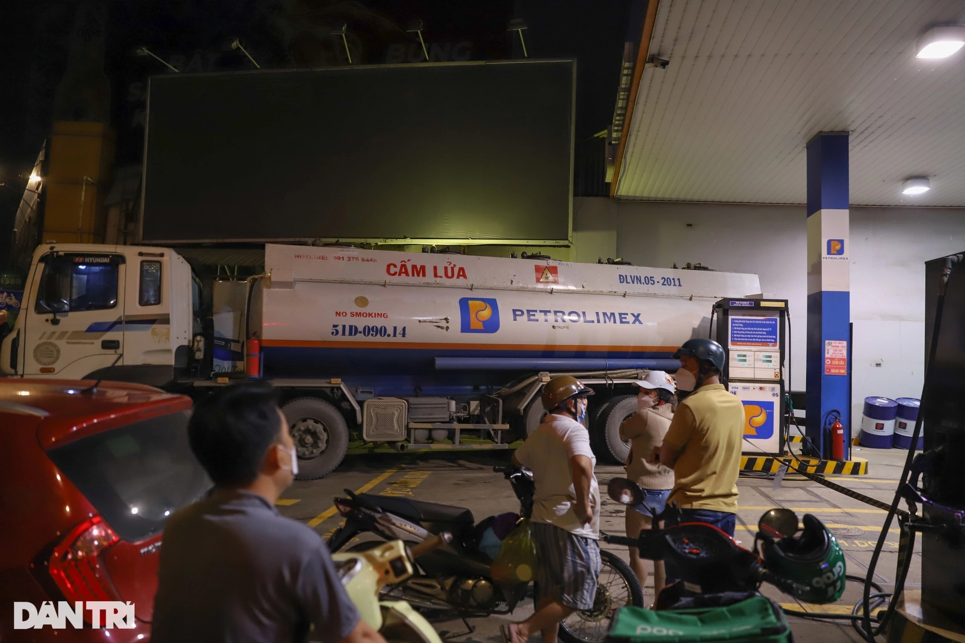 Chuyện xếp hàng mua xăng ở TPHCM và lỗi tại... cái xe bồn - 2 Chuyện xếp hàng mua xăng ở TPHCM và lỗi tại... cái xe bồn - 2