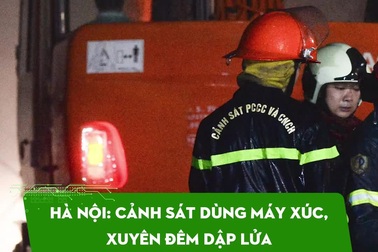 Hà Nội: Cảnh sát dùng máy xúc, xuyên đêm dập lửa ở kho hàng rộng hơn 300m2