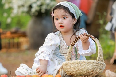 Cư dân mạng "phát sốt" với vẻ đẹp trong veo của "cô bé vườn hồng"