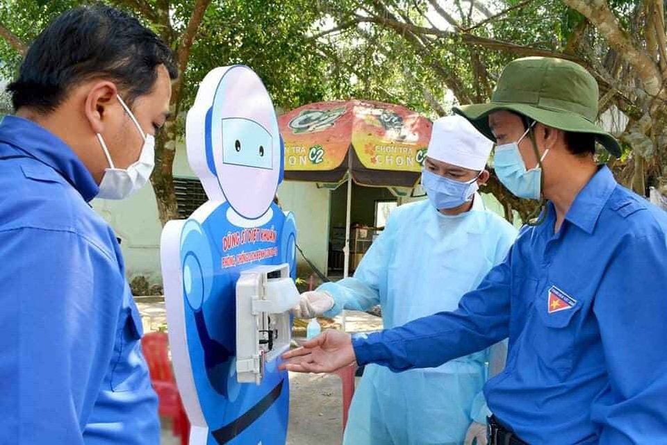 Một giảng viên sáng tạo Dũng sĩ diệt khuẩn để phòng chống Covid-19 - 2 Một giảng viên sáng tạo Dũng sĩ diệt khuẩn để phòng chống Covid-19 - 2