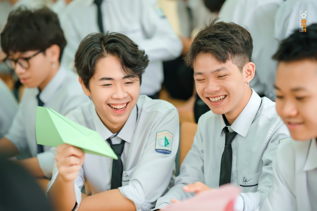 Cậu học trò từ phát kiến cảnh báo điểm mù đến nhận học bổng 3,2 tỷ đồng - 1 Cậu học trò từ phát kiến cảnh báo điểm mù đến nhận học bổng 3,2 tỷ đồng - 1