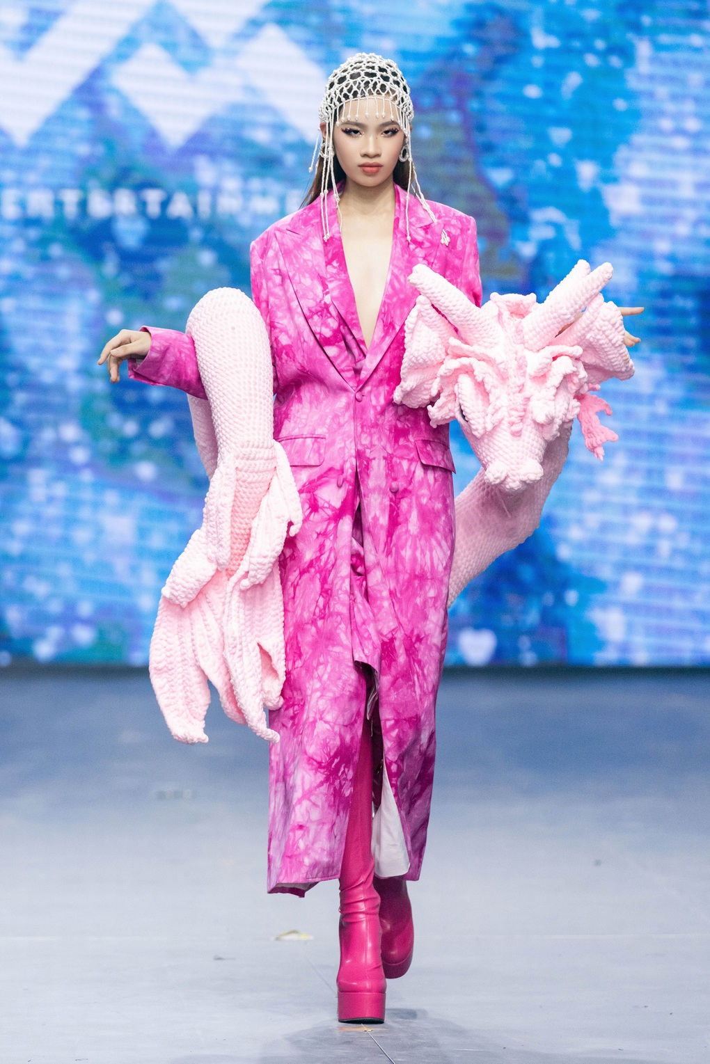 Bảo Hà kể hậu trường catwalk với chú rồng bằng len nặng 15kg - 2 Bảo Hà kể hậu trường catwalk với chú rồng bằng len nặng 15kg - 2
