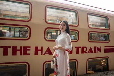 Nội thất sang trọng bên trong đoàn tàu du lịch 2 tầng đầu tiên ở Hà Nội