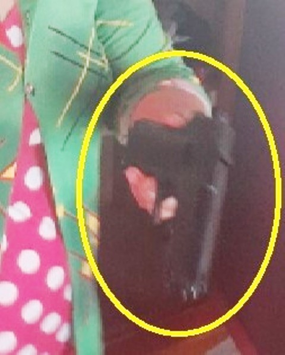 Vụ rút súng sau va chạm giao thông: Súng giả bằng nhựa - 2