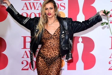 Những bộ cánh thảm họa trên thảm đỏ BRIT Awards 2018