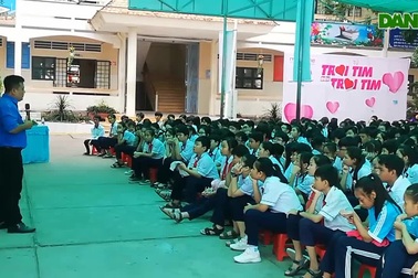 Anh Nguyễn Hoàng Thoại truyền thông điệp yêu thương tới học sinh Bạc Liêu