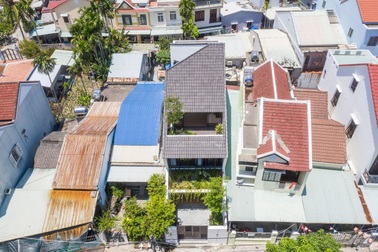 Cuộc sống thư thái trong căn nhà "thủng mái" độc lạ của gia đình ở Hội An