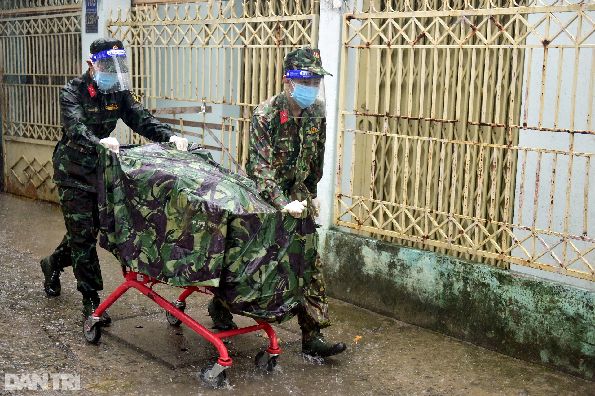 Bộ đội dầm mưa, trao quà tự tăng gia sản xuất cho người dân TPHCM - 5