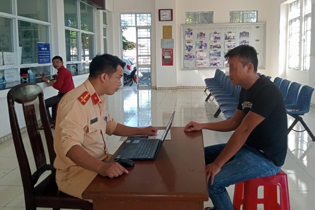 Hai thanh niên giỡn mặt tử thần trên quốc lộ - 1 Hai thanh niên giỡn mặt tử thần trên quốc lộ - 1