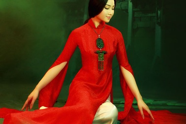 Nghệ nhân áo dài Lan Hương đem áo dài đến Trung Quốc