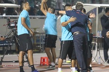 Khoảnh khắc cầu thủ và cổ động viên nín thở nhìn U19 Việt Nam giành vé dự giải châu Á