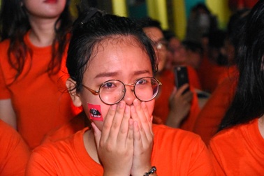 Teen Trưng Vương cười khóc nghẹn ngào trong "sinh nhật tập thể" tuổi 18