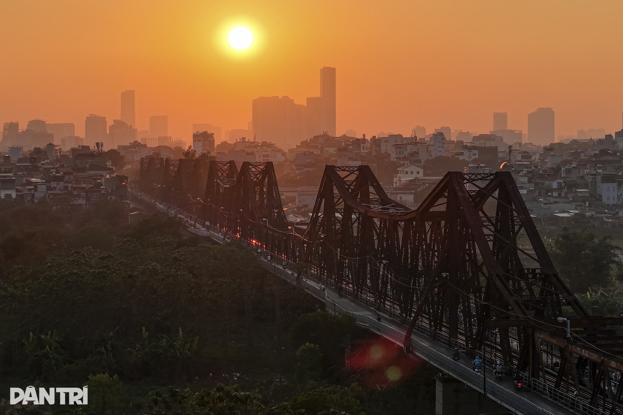 تماشای غروب دلانگیز اواخر پاییز بر روی دو پل معروف هانوی - 4 Ngắm hoàng hôn cuối thu rực rỡ trên 2 cây cầu nổi tiếng nhất Hà Nội - 4