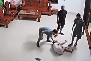 Khởi tố nam thanh niên xông vào nhà hành hung người phụ nữ giữa đêm