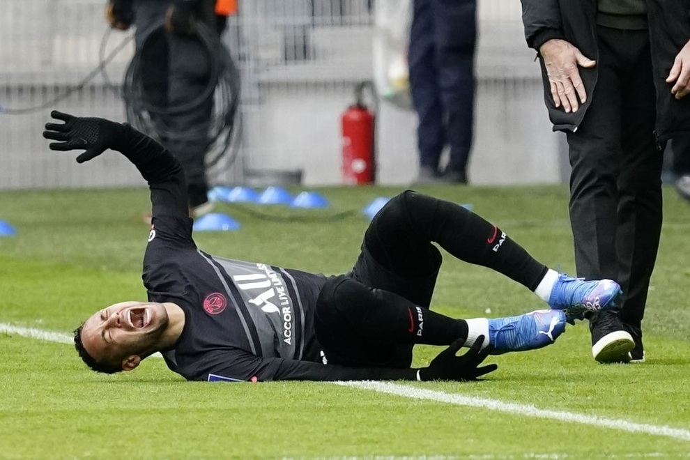 Kinh hoàng hình ảnh Neymar bị gãy gập cổ chân trong chiến thắng của PSG - 2 Kinh hoàng hình ảnh Neymar bị gãy gập cổ chân trong chiến thắng của PSG - 2