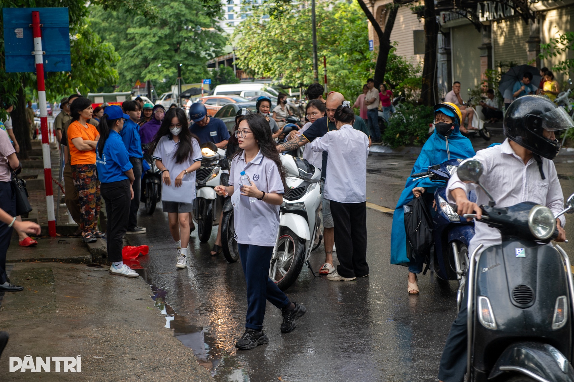 Sĩ tử Hà Nội tranh thủ ôn chớp nhoáng trước giờ thi ngữ văn tốt nghiệp THPT - 1 Sĩ tử Hà Nội tranh thủ ôn chớp nhoáng trước giờ thi ngữ văn tốt nghiệp THPT - 1