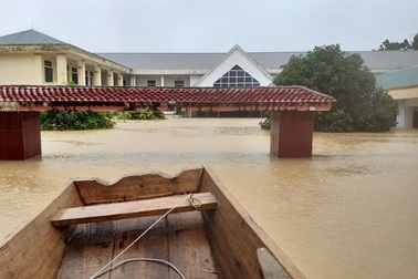 Cận cảnh trường học ở Hương Khê bị lũ nhấn sâu hàng mét