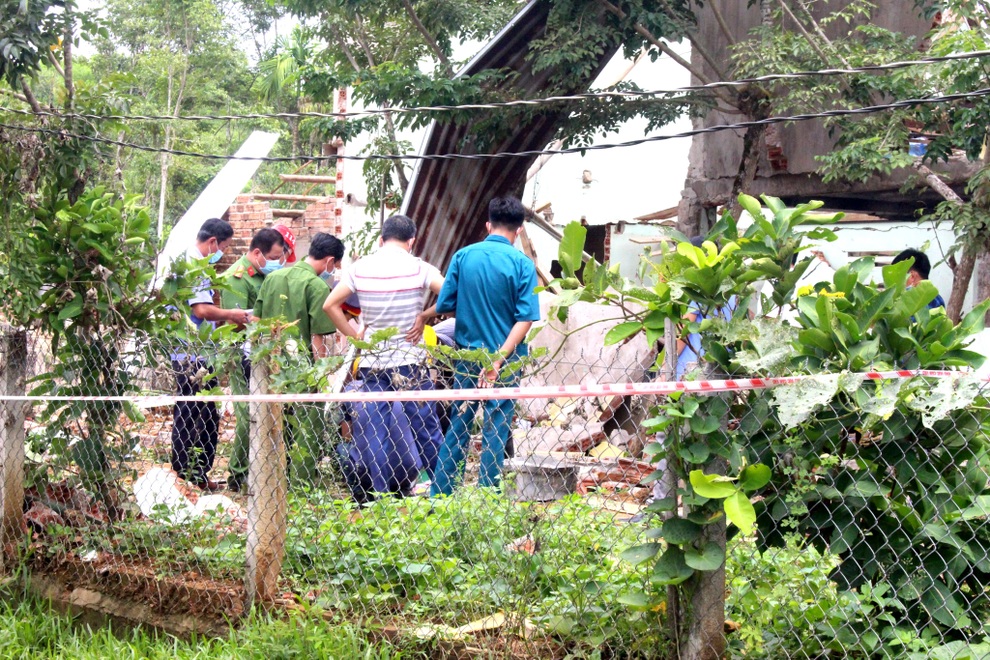 Vụ nổ sập nhà, chôn sống đôi vợ chồng: Nhiều thuốc nổ ở hiện trường! - 2 Vụ nổ sập nhà, chôn sống đôi vợ chồng: Nhiều thuốc nổ ở hiện trường! - 2