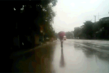 "Sành điệu" với xe đạp điện cầm ô và dùng điện thoại