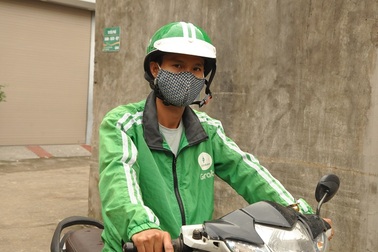 Thu nhập hàng chục triệu "biến mất" vì Covid-19, đầu bếp quán nhậu đi làm xe ôm