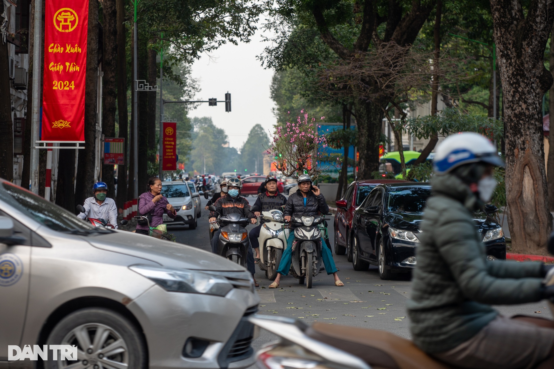 Nhiều tuyến đường nội thành Hà Nội ùn tắc những ngày giáp Tết - 5 Nhiều tuyến đường nội thành Hà Nội ùn tắc những ngày giáp Tết - 5