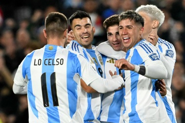 Vắng Messi, Argentina vẫn dễ dàng vùi dập Chile