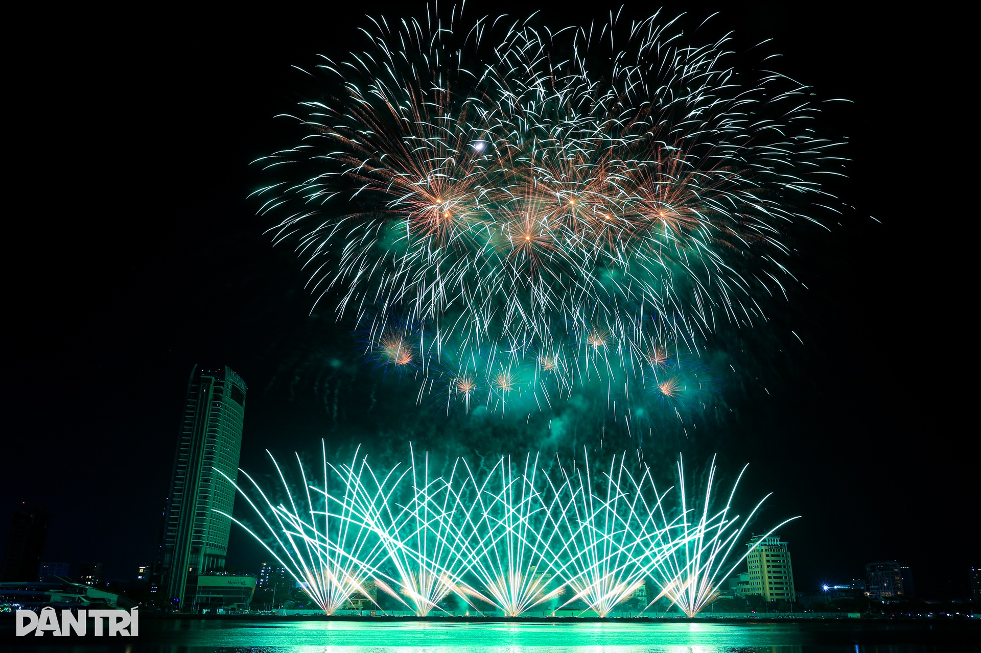 Anh và Ba Lan đốn tim khán giả với vũ điệu pháo hoa trên bầu trời Đà Nẵng - 5
