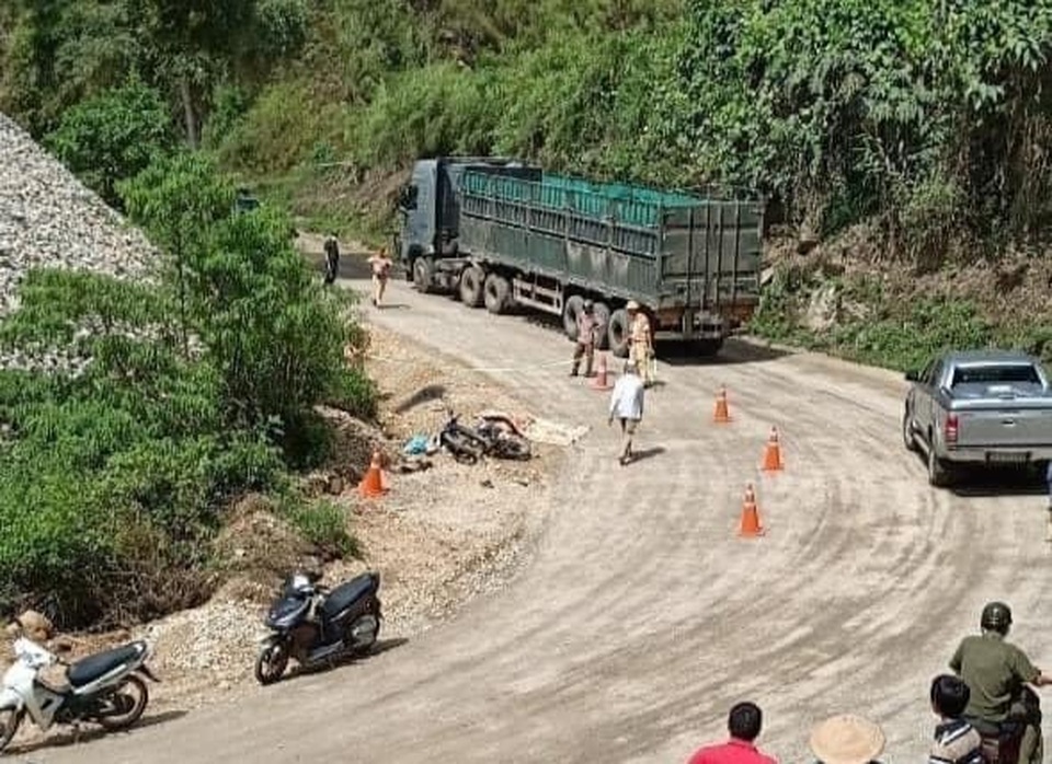 Xe máy kẹp 3 va chạm với ô tô đầu kéo, 2 người tử vong - 2 Xe máy kẹp 3 va chạm với ô tô đầu kéo, 2 người tử vong - 2