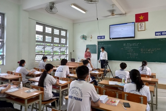 Giám đốc Sở Giáo dục và Đào tạo Lê Quang Trí thăm hỏi giáo viên và học sinh Trường THPT Phước Thạnh (TP Mỹ Tho).