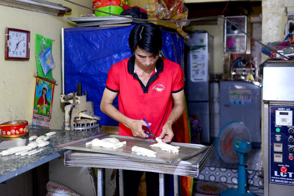 Chàng trai Sài Gòn chuyên làm bánh mì cá sấu, ngựa khổng lồ - 2 Chàng trai Sài Gòn chuyên làm bánh mì cá sấu, ngựa khổng lồ - 2