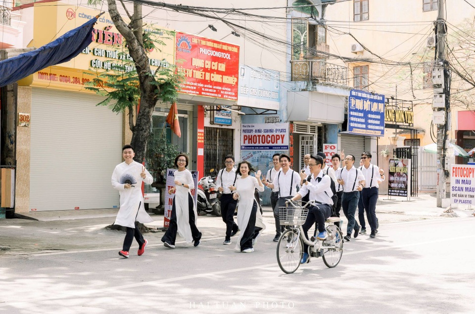 Đám hỏi có một không hai, chú rể... chạy bộ 4km đến nhà cô dâu - 1 Đám hỏi có một không hai, chú rể... chạy bộ 4km đến nhà cô dâu - 1