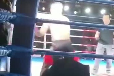 Võ sư “truyền điện” bị đánh tơi tả, nằm bất tỉnh trên võ đài