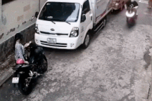 Clip "cô gái bị giật điện thoại trong tình huống khó ngờ "nổi bật tuần qua