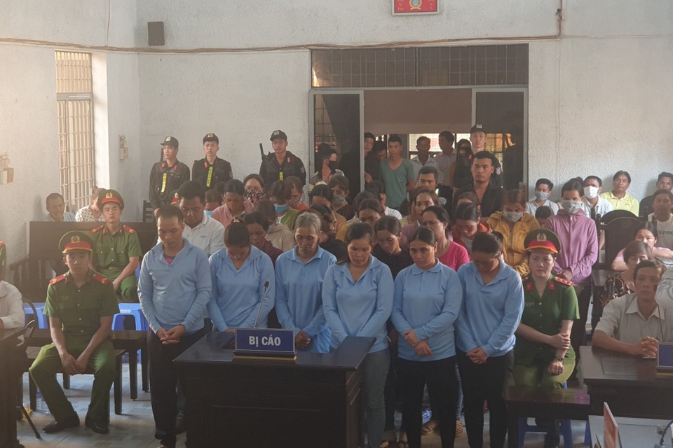 Đóng giả cô dâu, chú rể lừa cơ sở tiệc cưới, 41 bị cáo lĩnh hơn 120 năm tù - 1 Đóng giả cô dâu, chú rể lừa cơ sở tiệc cưới, 41 bị cáo lĩnh hơn 120 năm tù - 1