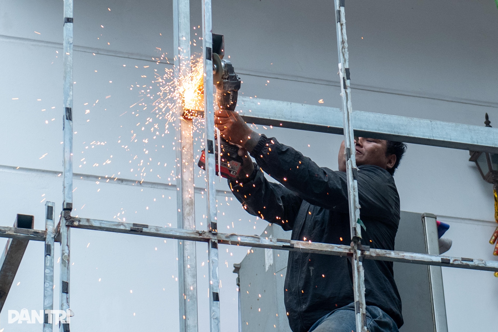 Tất bật công tác giải phóng mặt bằng tuyến đường đắt nhất hành tinh - 14