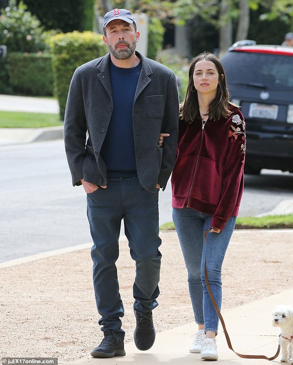 Ben Affleck hạnh phúc bên bạn gái kém 16 tuổi - 7