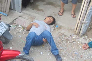 Xem bắt đánh bạc, một người bị bắn vào đùi