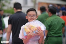 Từng thùng mì, bao gạo từ TPHCM tiếp sức miền Trung vượt lũ dữ