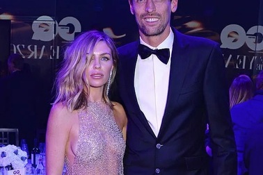 Siêu mẫu Abbey Clancy sinh con thứ 4