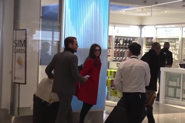 Nina Dobrev sành điệu tại sân bay