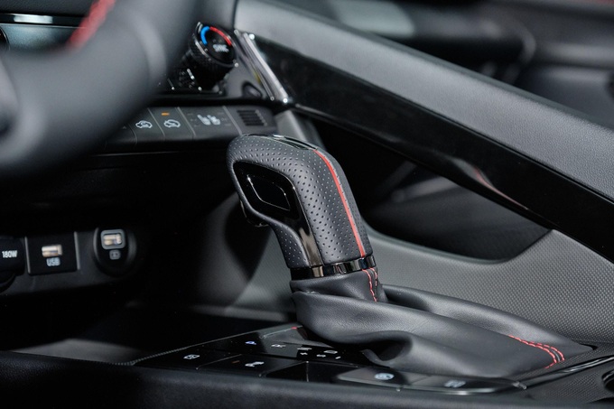 Hyundai Elantra N-Line: hút mắt từ mọi góc nhìn, trang bị hấp dẫn, động cơ là điểm nhấn - 25 Hyundai Elantra N-Line: hút mắt từ mọi góc nhìn, trang bị hấp dẫn, động cơ là điểm nhấn - 25
