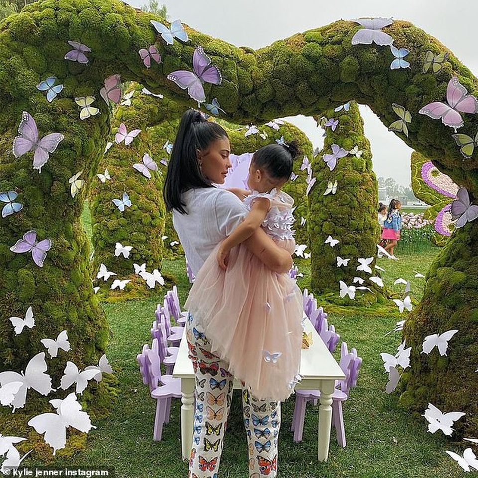 Kylie Jenner chuẩn bị cho sinh nhật xa hoa của con gái - 1 Kylie Jenner chuẩn bị cho sinh nhật xa hoa của con gái - 1
