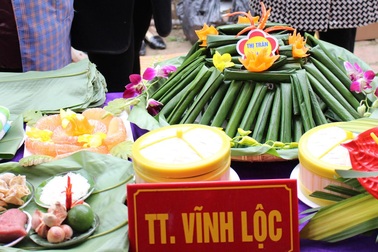 Về miền di sản xem thi làm bánh lá răng bừa
