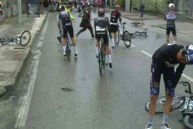 Tai nạn liên hoàn, giải đua xe đạp danh giá buộc phải tạm dừng