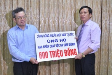 Bà con kiều bào tại Séc ủng hộ nạn nhân chất độc da cam 600 triệu VNĐ