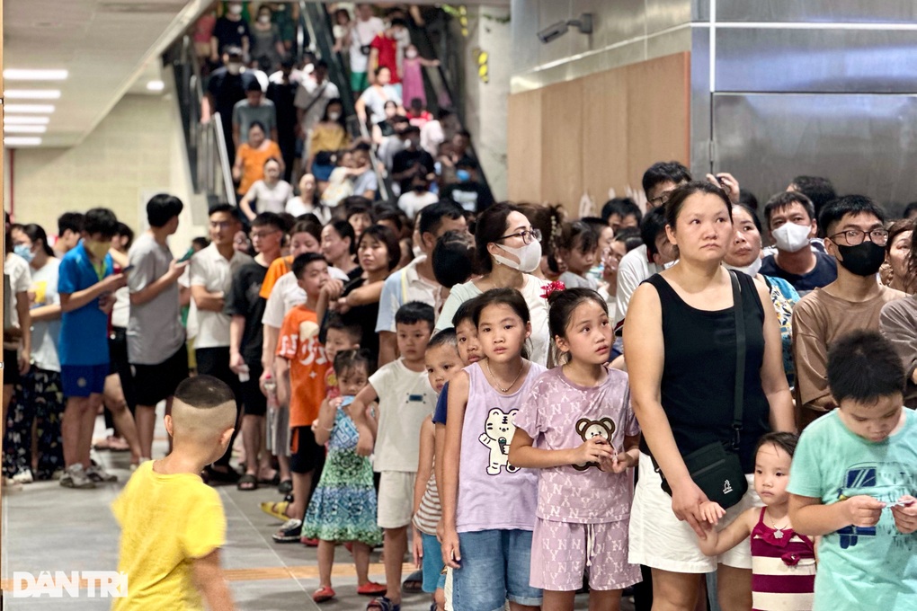 Cảnh đoàn người xếp hàng chen chúc trong đêm đi tàu điện miễn phí ở Hà Nội - 3 Cảnh đoàn người xếp hàng chen chúc trong đêm đi tàu điện miễn phí ở Hà Nội - 3