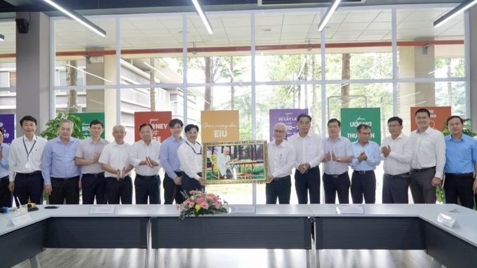 Tiếp đón Đoàn công tác có ông Nguyễn Văn Hùng - Chủ tịch HĐQT Tổng Công ty Becamex IDC; các thành viên trong Ban Giám đốc Tổng Công ty Becamex; cùng với các thành viên trong Hội đồng trường, Ban giám hiệu EIU.