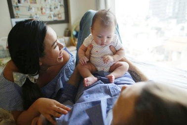 Chồng Tây cùng Phương Vy lần đầu song ca tiếng Việt tặng con gái