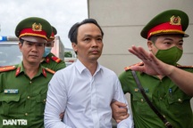 Cựu Chủ tịch FLC Trịnh Văn Quyết được dẫn giải tới tòa