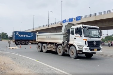 Người đàn ông nhặt ve chai bị xe ben cán tử vong ở TPHCM